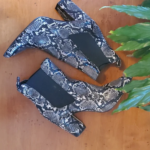 Steve Madden mid calf snakeskin print booties like new 💥💥💥 - Picture 2 of 6